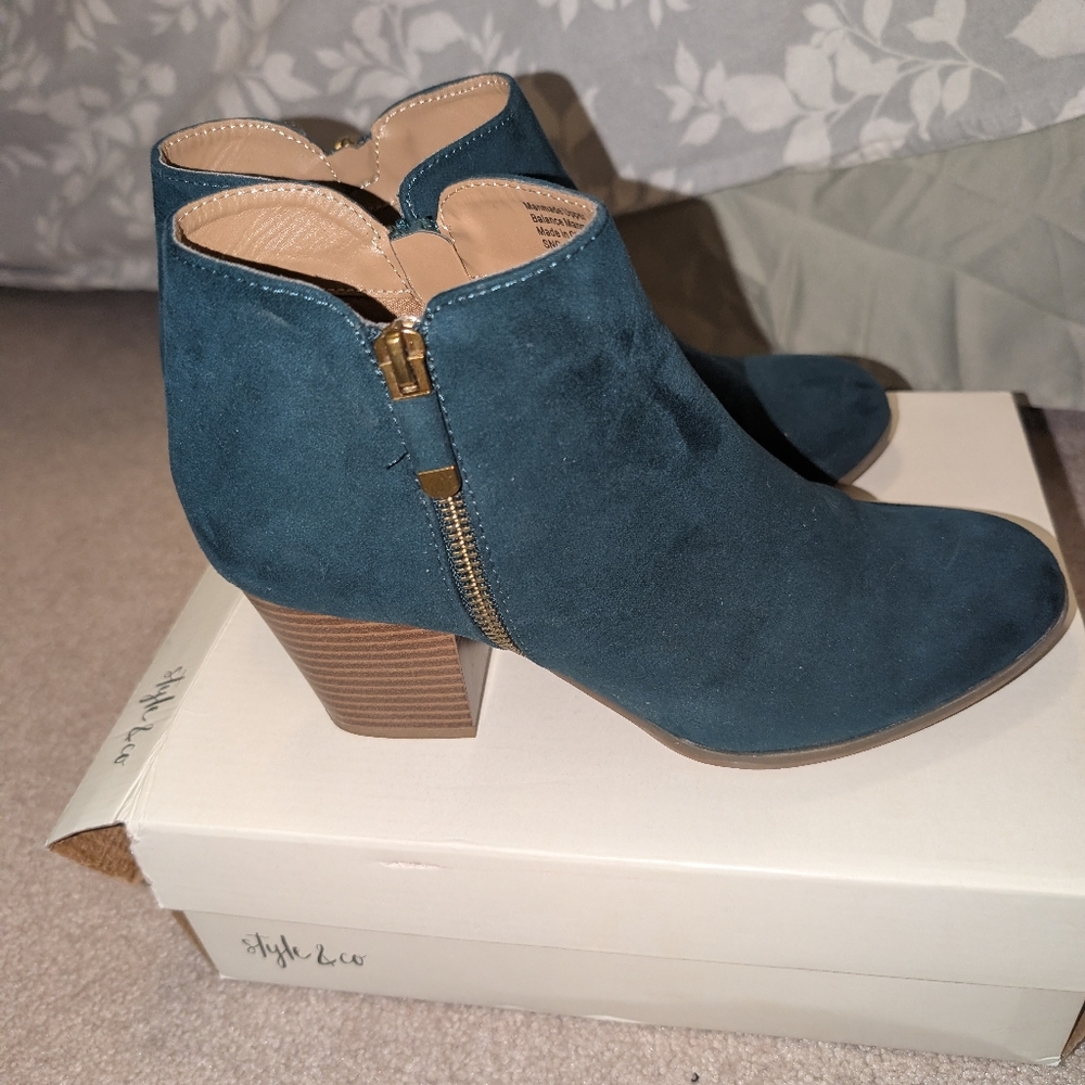 Stylish Women's Ankle Boots in Teal Suede - Picture 4 of 7
